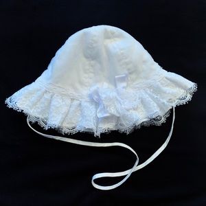 ALETTA baby girl white cotton & lace sun hat.